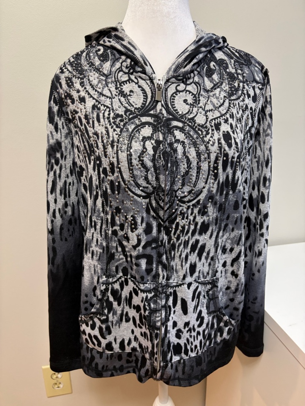 Onque Casual Women’s Black & Gray Animal Print Zip Hoodie Size Large